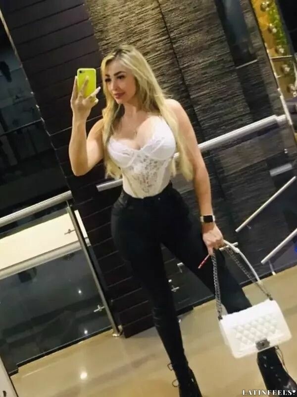 Manuela, 29