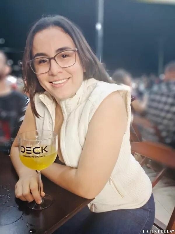 Daniela, 20